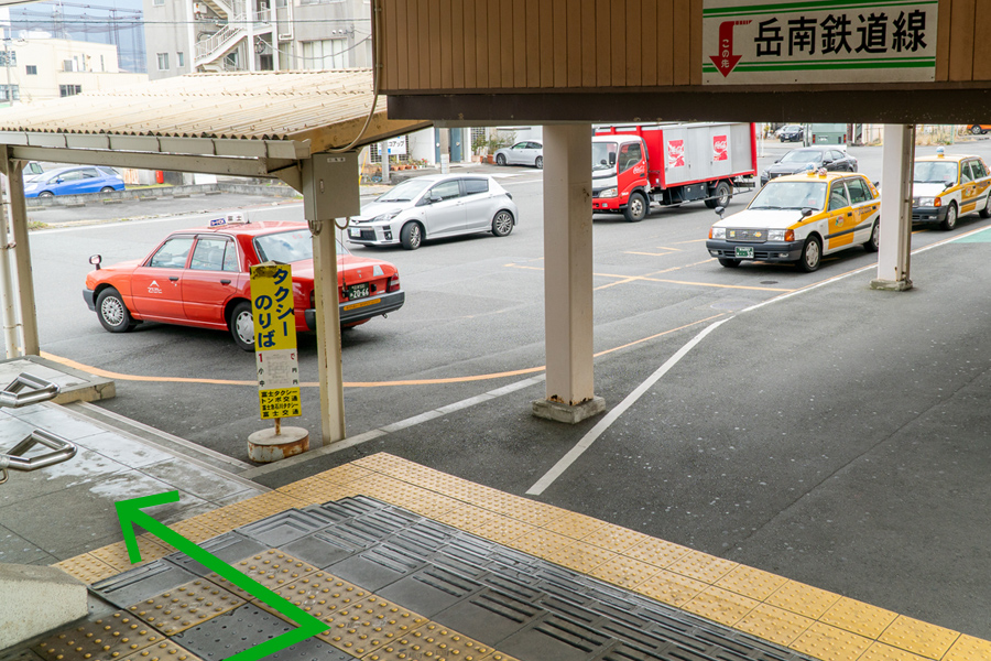 JR吉原駅を出たら左側に進みます
